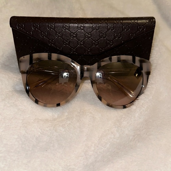 Authentic Gucci Sunglasses with case - Picture 2 of 14